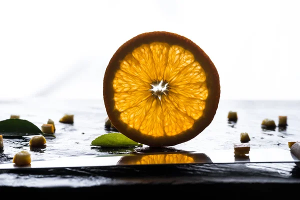 beyaz zemin üzerinde bir portakal doku. taze meyve kavramı