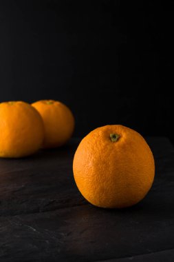 turuncu koyu arka plan ile kayrak taş