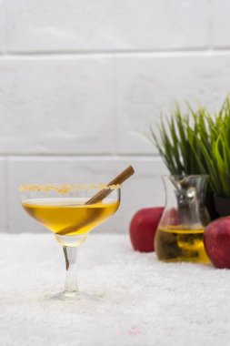 soğuk elma suyu ve tarçın kopya alanı ile cam