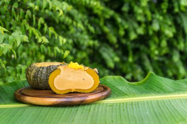 Muz Yaprak üzerinde kabak dan kase yumurta muhallebi. Tay yerel tatlı stili