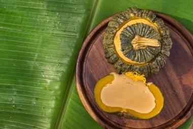 Muz Yaprak üzerinde kabak dan kase yumurta muhallebi. Tay yerel tatlı stili
