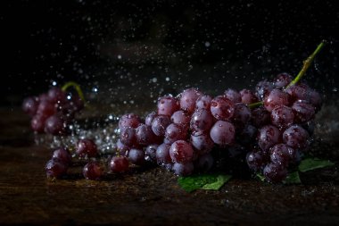 üzüm grup su sıçrama koyu arka plan ile vardır. duygu taze üzüm kavramı
