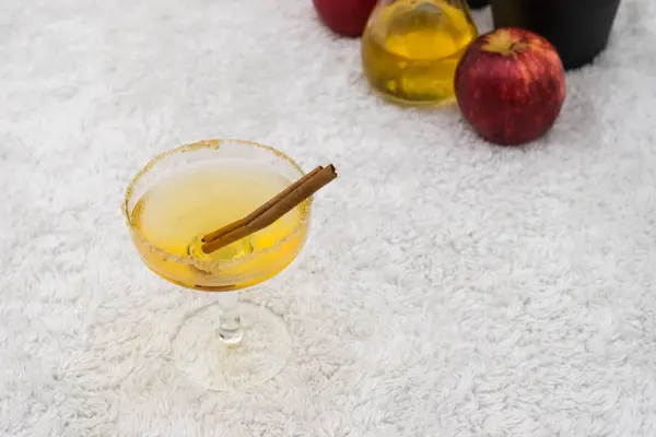 soğuk elma suyu ve tarçın kopya alanı ile cam