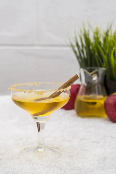 Cold apple juice and cinnamon in glass — Stock Photo, Image