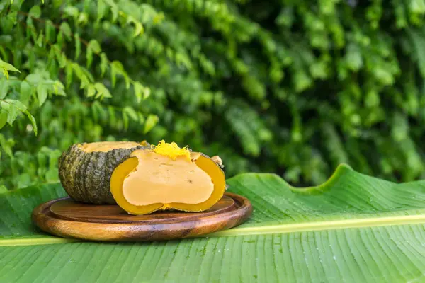 Muz Yaprak üzerinde kabak dan kase yumurta muhallebi. Tay yerel tatlı stili