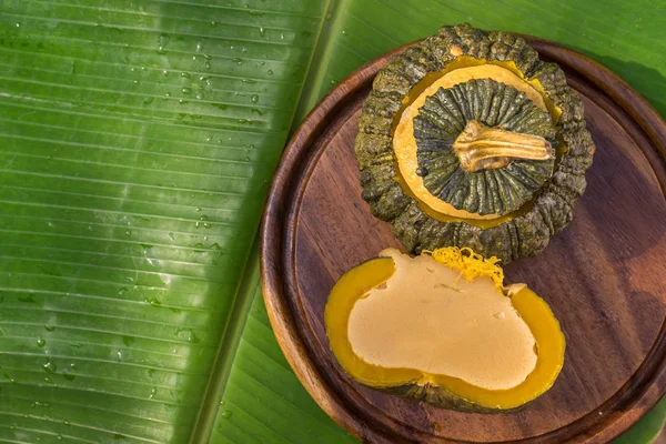 Muz Yaprak üzerinde kabak dan kase yumurta muhallebi. Tay yerel tatlı stili