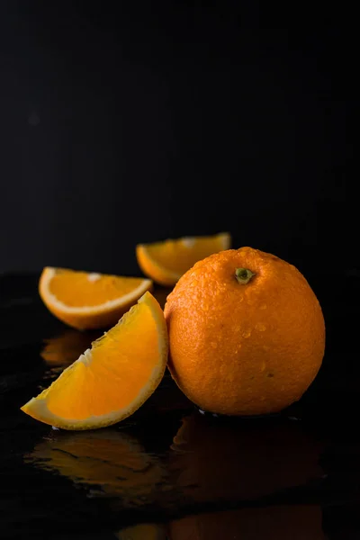 turuncu koyu arka plan ile kayrak taş. su damlası portakal. taze meyve kavramı