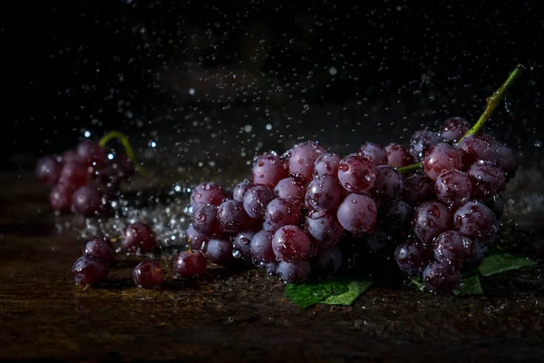 üzüm grup su sıçrama koyu arka plan ile vardır. duygu taze üzüm kavramı