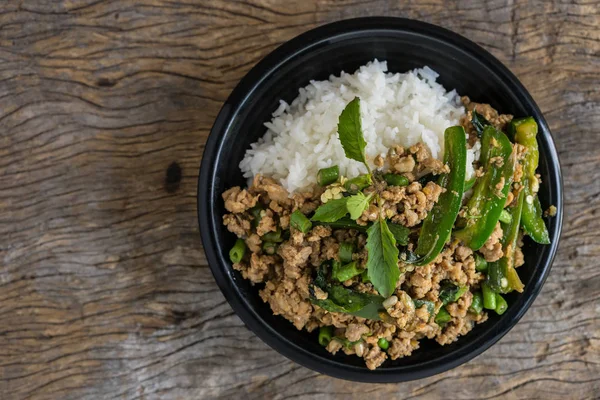 Yasemin pirinç Fesleğenli kızarmış kıyılmış domuz kasede karıştırın. Tayland popüler sokak gıda