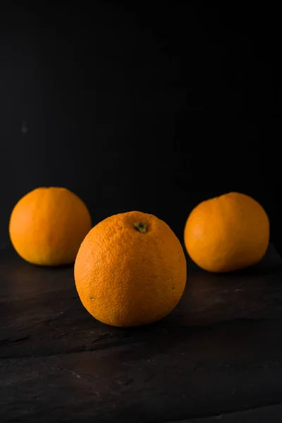 turuncu koyu arka plan ile kayrak taş