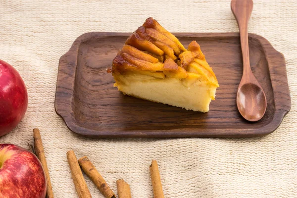 ahşap tabak, sonbahar tatlı kavramı üzerine tarçın ile ev yapımı elma kek