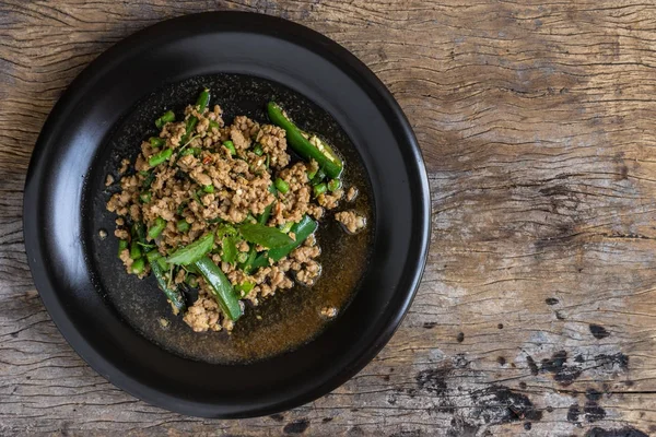 Fesleğenli kızarmış kıyılmış domuz siyah tabak içinde karıştırın. Tayland popüler sokak gıda