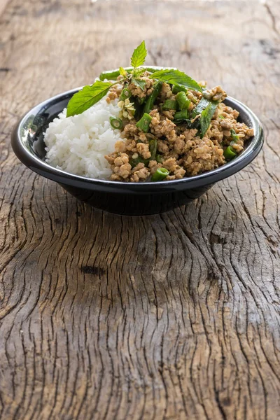 Dans un bol, mélanger le porc haché frit avec le basilic et le riz au jasmin. thaï populaire street food — Photo