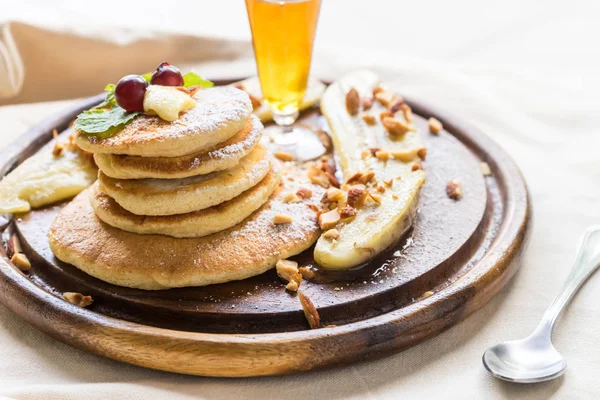 gözleme ve muz ile akçaağaç şurubu ahşap tahta üzerinde