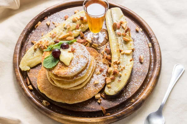 gözleme ve muz ile akçaağaç şurubu ahşap tahta üzerinde