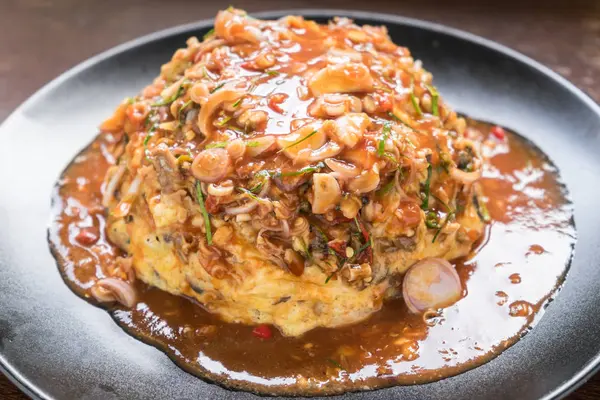 Domates Sos karışımı ile baharatlı herb salata uskumru omlet dökün. Tay gıda fusion tarzı