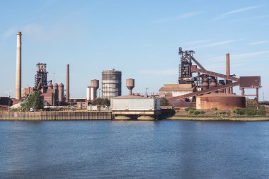 Bir nehir, çelik işleri için