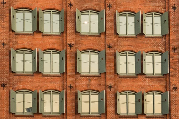 Close-up de um edifício histórico feito de tijolo em Luebeck, Alemanha — Fotografia de Stock