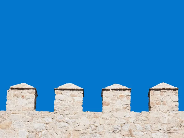 Tinnarna av en vägg isolaled på blå himmel som bakgrund — Stockfoto