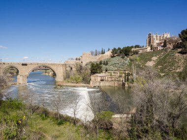 Toledo ile Franciscan monastery San Juan des los Reyes ve nehir Tajo, İspanya