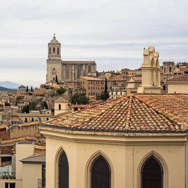 Cidade velha da cidade Girona, Espanha, com catedral — Fotografia de Stock