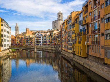 Renkli evler River Onyar Girona, Catalonia, İspanya
