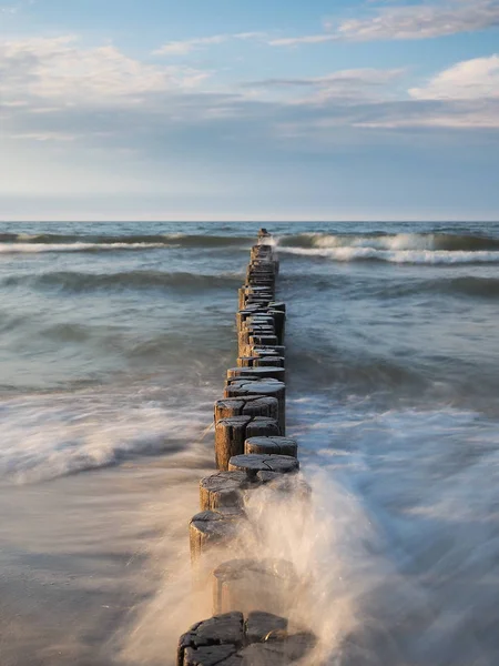 Mar Báltico con rompeolas a la luz del día — Foto de Stock
