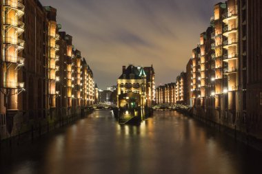 Hamburg, Almanya, tarihi depo bölgesi geceleri