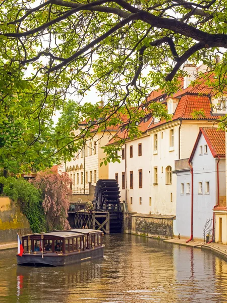 Ruota idraulica e barca in un torrente nel centro storico di Praga, Repubblica Ceca — Foto Stock