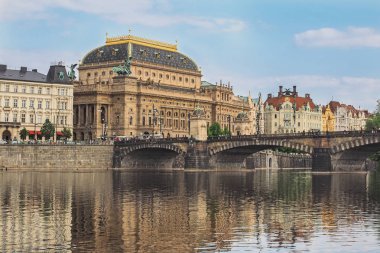 Prag Ulusal Tiyatro ve Nehri Vltava ile Cityscape