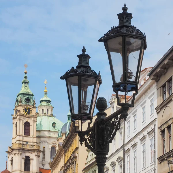 Iglesia de San Nicolás en Praga, República Checa, con farola en primer plano — Foto de Stock