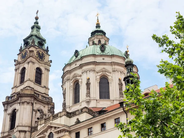 Veduta esterna della chiesa di San Nicola a Praga, Repubblica Ceca — Foto Stock