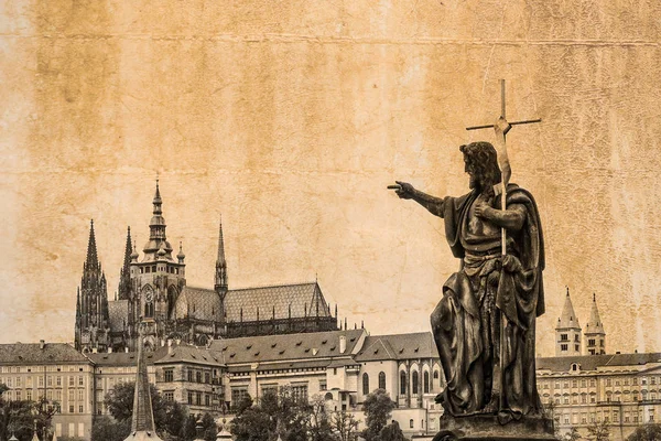 Vintage içinde Prag Cityscape bakmak ön planda Charles Köprüsü heykeli ile