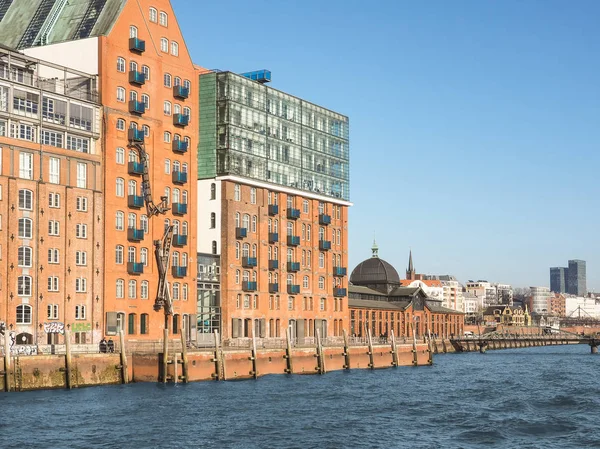 Paesaggio urbano di Amburgo, Germania, con magazzini storici, sala delle aste di pesce e fiume Elba — Foto Stock