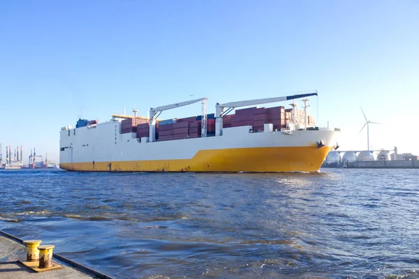 Buque de carga cargado en el río Elba en Hamburgo, Alemania — Foto de Stock