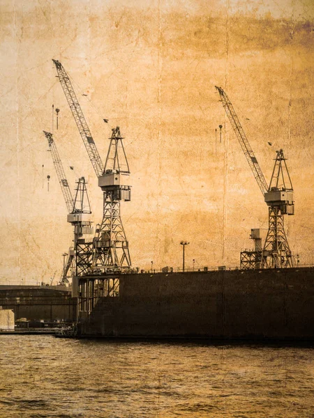 Tre tranor i Hamburgs hamn i vintage look — Stockfoto