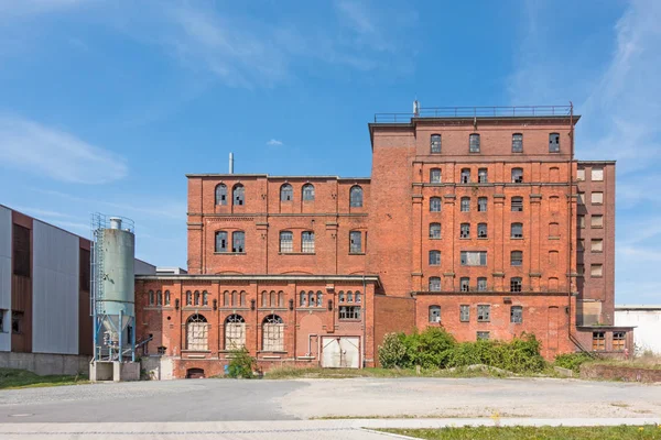 Vista exterior de un edificio de fábrica en descomposición de ladrillo — Foto de Stock