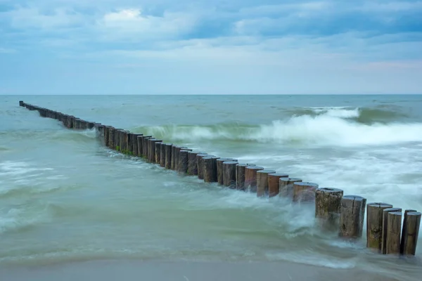 Imagem com a exposição temporal das ondas nos quebra-mares do Mar Báltico — Fotografia de Stock