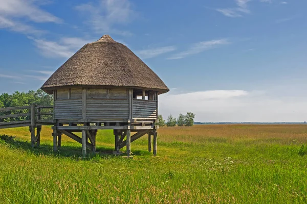 Vyhlídkové kabiny u laguny krajiny poblíž poloostrově Zingst Fischland Darss, Německo — Stock fotografie