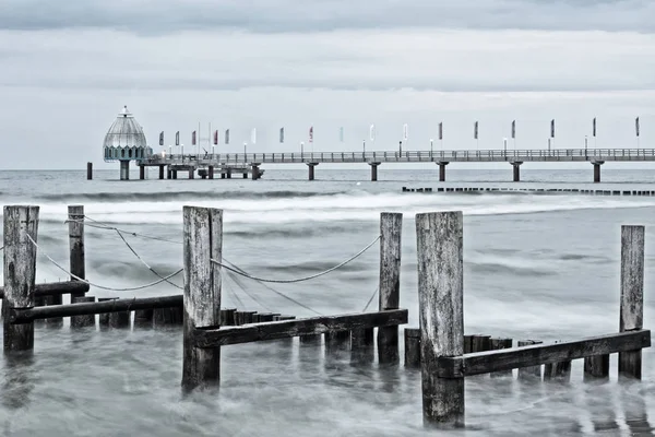 Mar Báltico en Zingst con muelle y rompeolas — Foto de Stock