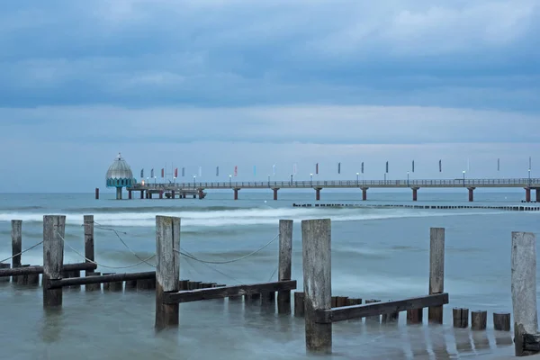 Mar Báltico en Zingst con muelle y rompeolas — Foto de Stock