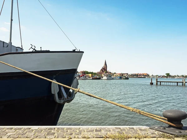 Paesaggio urbano di Barth nella baia sul Mar Baltico con la nave in primo piano — Foto Stock