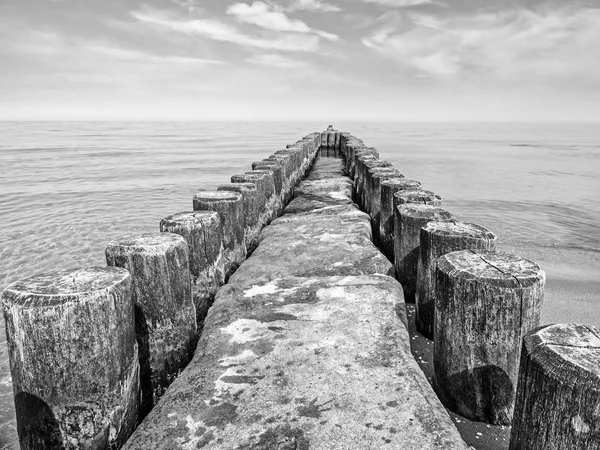 Imagem monocromática do mar Báltico com quebra-mares — Fotografia de Stock