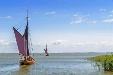 Güneşli bir günde bir lagün, iki Zeesen bot