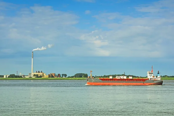 Fartyg på floden Weser framför staden Nordenham — Stockfoto