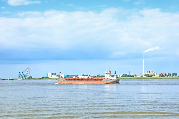 Fartyg på floden Weser framför staden Nordenham — Stockfoto