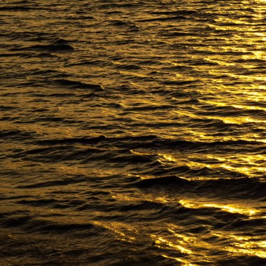 Su yüzeyindeki güneş ışığı