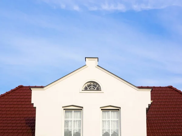 Casa branca com três níveis gable e espaço de cópia — Fotografia de Stock