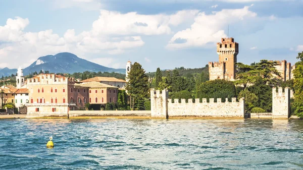 Cityscape Lazise lake Garda, İtalya — Stok fotoğraf