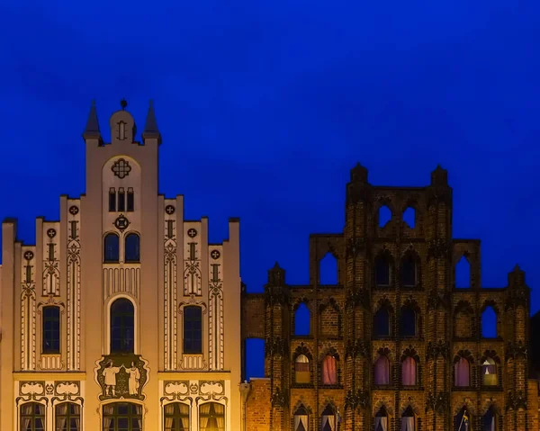 Cabos Dois Edifícios Históricos Wismar Hora Azul — Fotografia de Stock